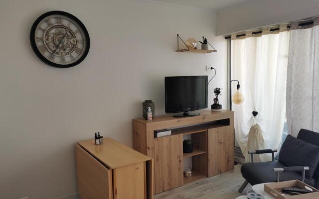 Studio confortable, face mer, proches commerces