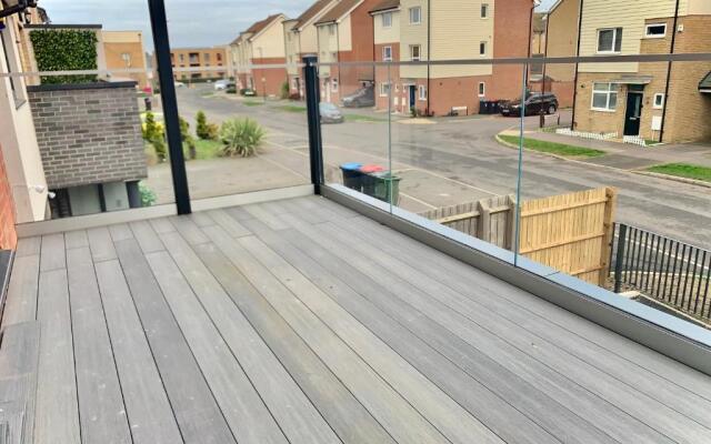 Exec 2Bed 2Bath Serviced Apartment Balcony Parking