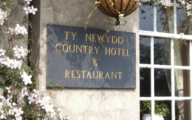 Ty Newydd Country Hotel