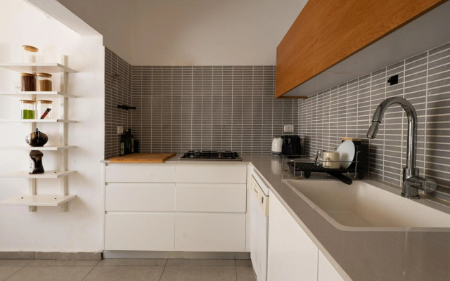 New Stylish 2-BR Apartment with Private Balcony