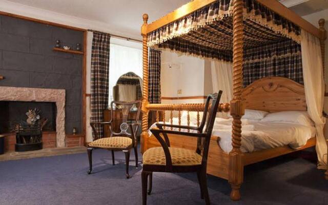 Mackinnon House and Archie's B&B