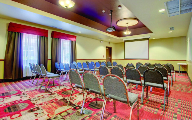 La Quinta Inn & Suites by Wyndham Denver Gateway Park
