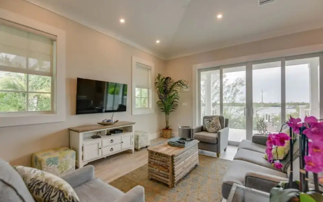 Springtide House by Brightwild Waterfront Pool