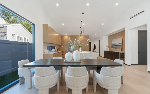 Noble Modern - Urban Sanctuary in Sherman Oaks With Poolside and Patio