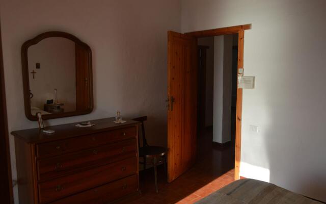Seafront holiday home twenty meters from the western shore of Sardinia in S'archittu Beach-Casa del Giglio