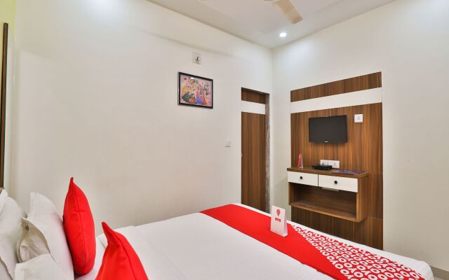 OYO 15417 Red Rose