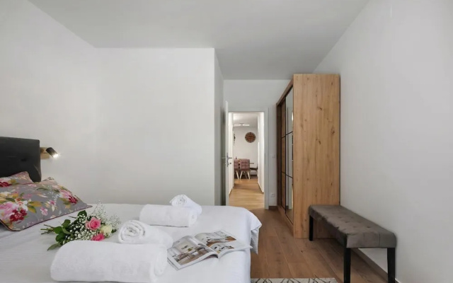 Seafront Apartment Nana