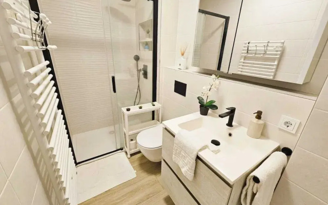 Central 2BR Flat w terrace&parking