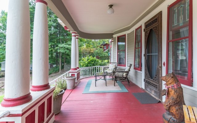 Spacious Victorian Home With Mountain Views And Lots Of Fun Extras!! 5 Bedroom Farmhouse by Redawning