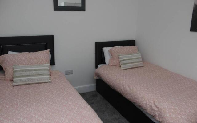 Newly Refurbished 3 Bed 2.5 Bath House in Staines