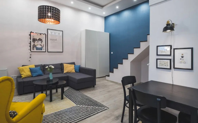 CozyYellowCube Apartment