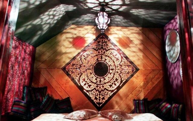 Bijou Hotel / Love and Romance