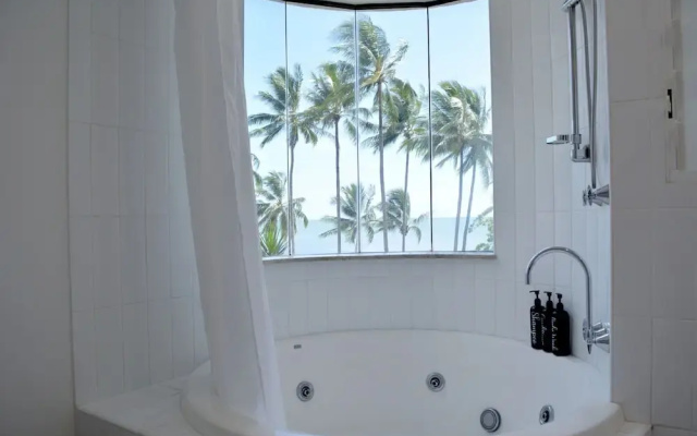 Beachfront 3-bed With Pool & Stunning Ocean Views
