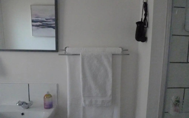 Whole Apartment With Balcony, Breakfast & Parking