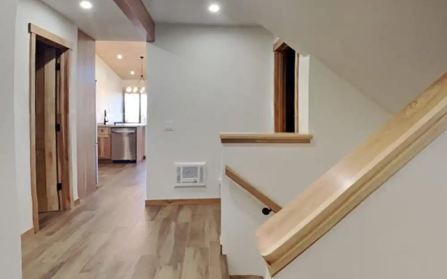 Spacious Condo with Loft, Next to Onsite Ski and Snowboard Rentals! by RedAwning