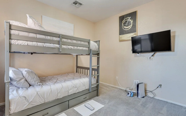 Family-friendly Phoenix Home: 5 Mi to Westgate!