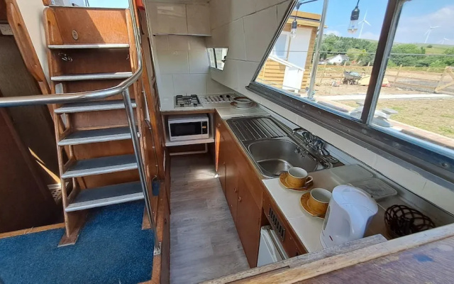 The Rose 37ft Lakeside Yacht inc Hot Tub