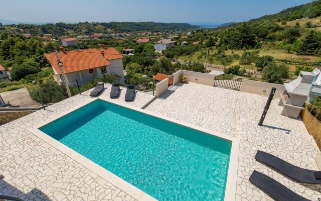 Nice Home in Mundanije With 4 Bedrooms, Wifi and Outdoor Swimming Pool
