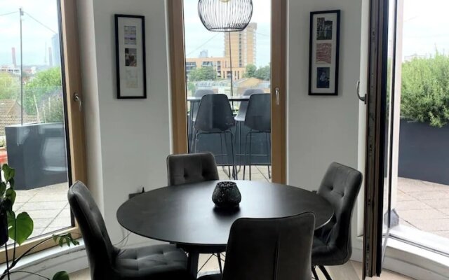 Stylish 2BD Flat With Private Balcony - Battersea