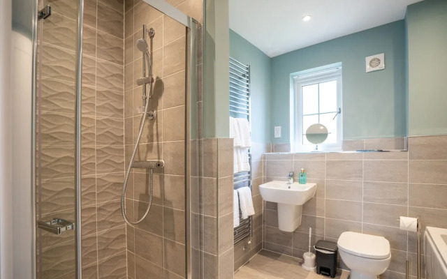 6 Bedroom New Build Detached House in Bicester