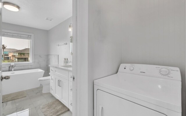 Windsical Escape 2 Bedroom Home by RedAwning