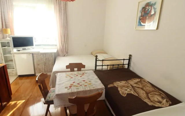 Simplistic Apartment in Starigrad near Sea