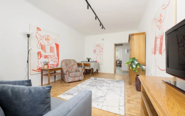 Traditional Warsaw Apartment by Renters