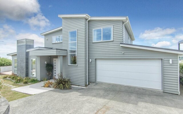 Modern Luxury Home in Long Bay