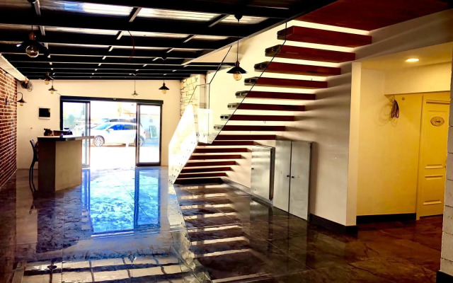 Victoria Hotel and Lounge