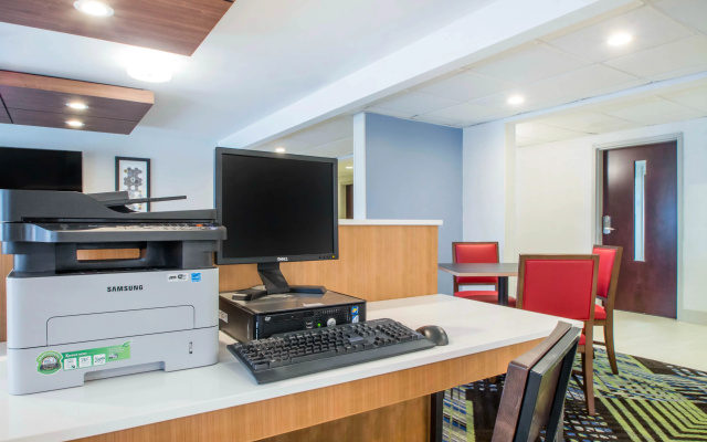 Holiday Inn Express and Suites Albany Airport- Wolf Road by IHG