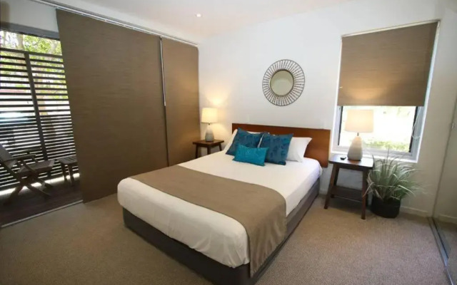 Waves 8 - 2 minutes stroll to the beach + pool