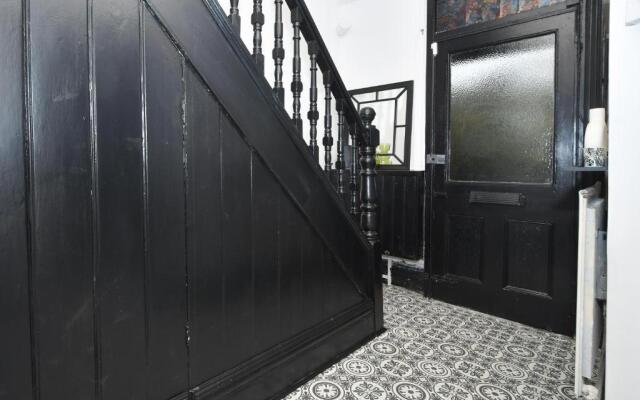 Beautiful 3-bed House by Ministays Stoke-on-trent