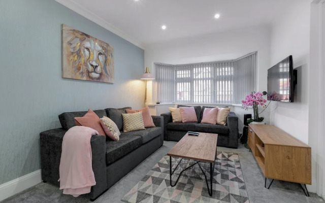 Delightful House 4 bed 2 bath  - Parking