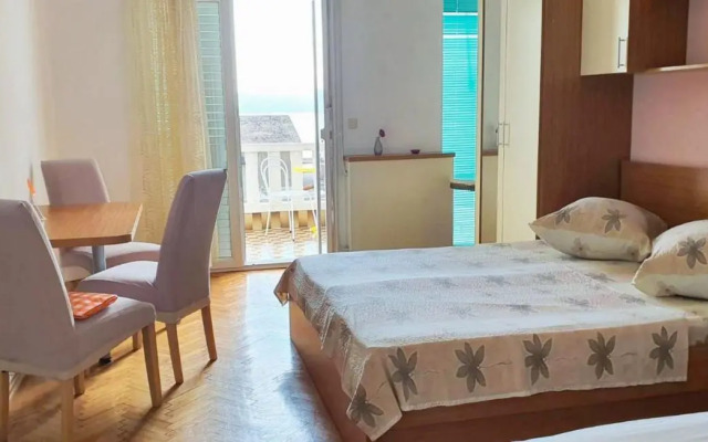 Apartments by the sea Brela, Makarska - 18356