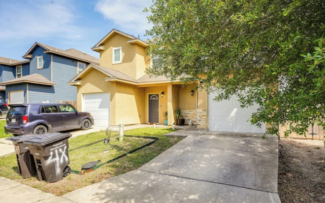 San Antonio Townhome ~ 2 Mi to Aquarium!