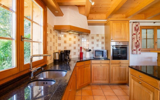 Grand Swiss Chalet for 10 Near Skilift