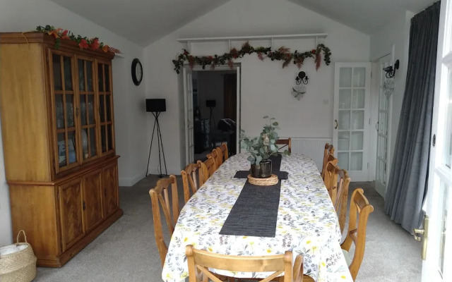 5 Bedrooms/sleeps 10-12/free Wifi & Parking/garden
