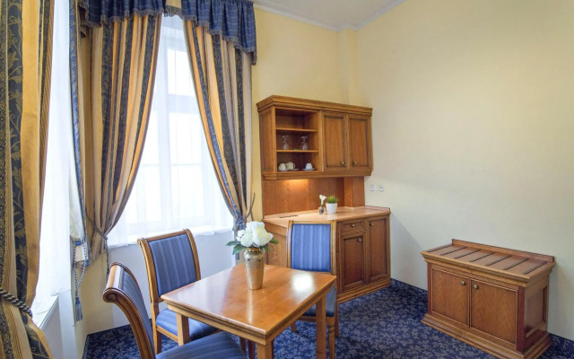 Ontario Hotel Garni