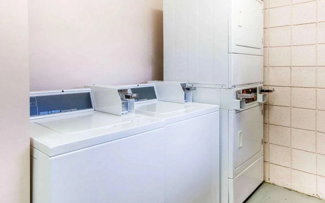 Econo Lodge University