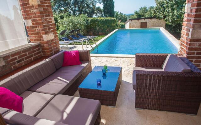 Adorable holiday home with private swimming pool and terrace !