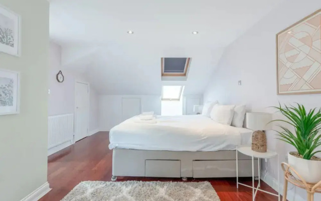 Stylish 2 Bedroom Apartment Beside Putney Station