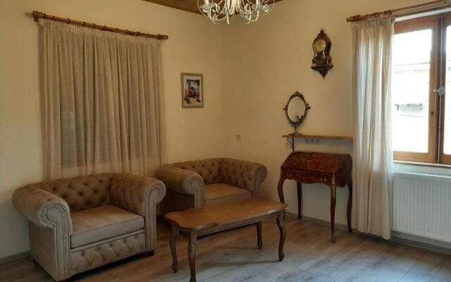 Vintage Art Rooms