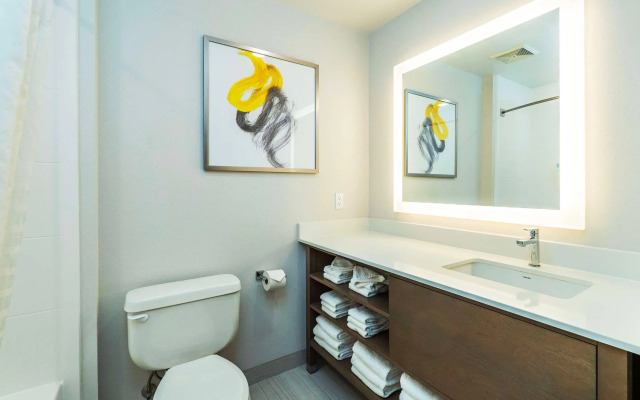 Comfort Suites Kelowna