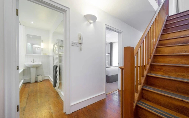 1BR Duplex Apartment 10 min From Regents Park