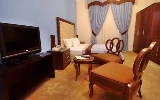 Royal Hotel And Suites