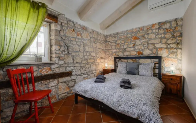 Warm Holiday Home With Terrace