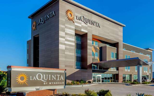 La Quinta Inn & Suites by Wyndham San Antonio Alamo City