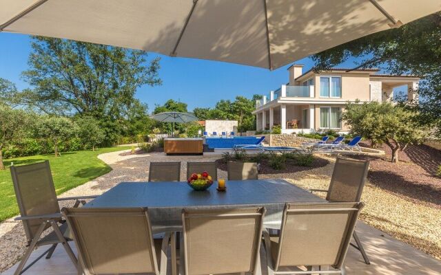 Villa Roko with Pool and Sauna