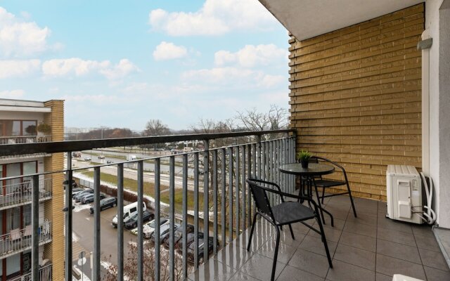 Gold & Blue Apartment Warsaw by Renters