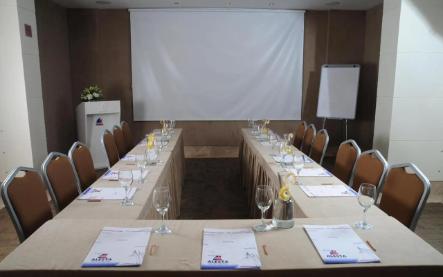 Alesta Yacht Hotel